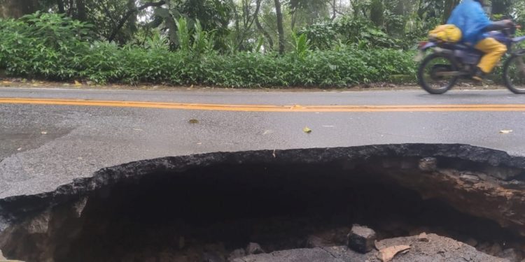 Cratera abre na RJ-155 e deixa trecho em risco
