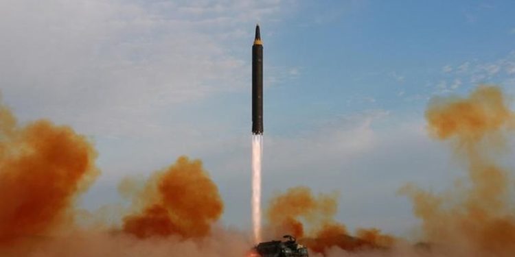 Coreia do Norte lança novo míssil balístico