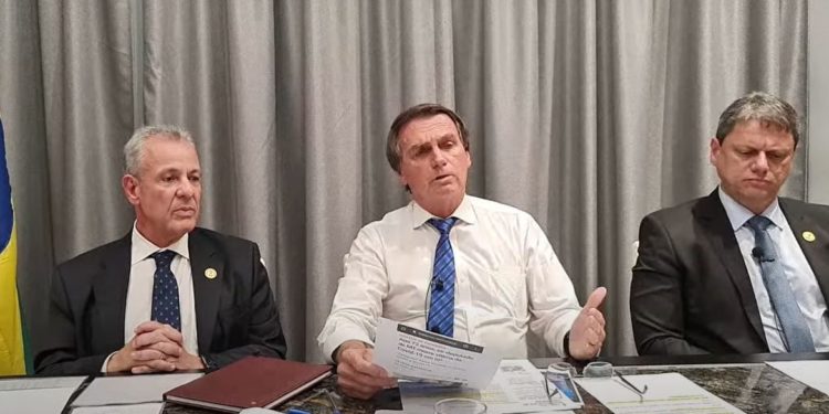 Bolsonaro negocia PEC para zerar impostos sobre combustíveis