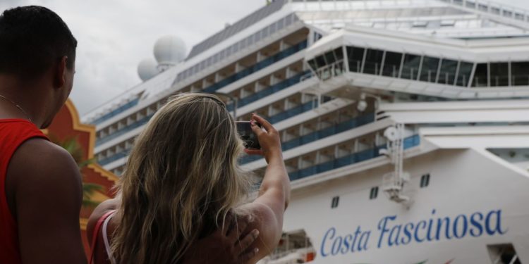 Navio Costa Fascinosa aporta no Rio com sete casos de covid-19 a bordo