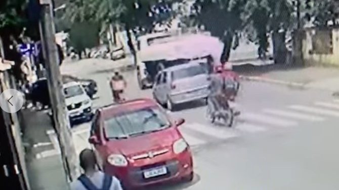 Vídeo de motoboy atropelado em Barra do Piraí gera polêmica e serve de alerta para profissão