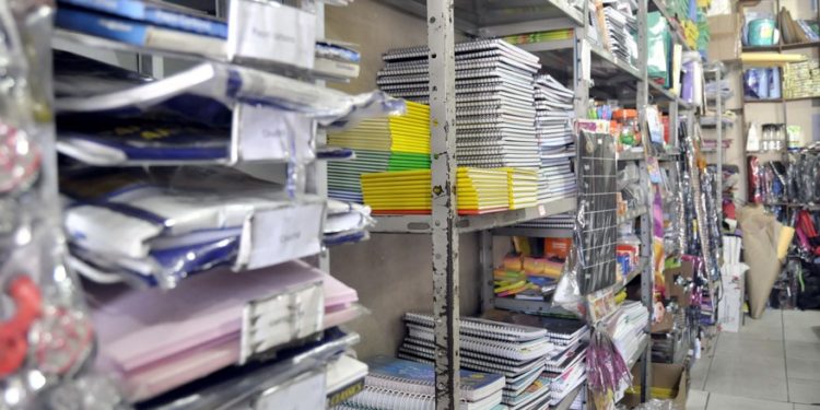 Consumidor pode economizar até R$ 41,00 na compra de material escolar em Barra Mansa, aponta Procon