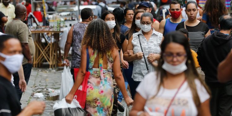 UFRJ: velocidade de transmissão da covid é crítica e tende a acelerar