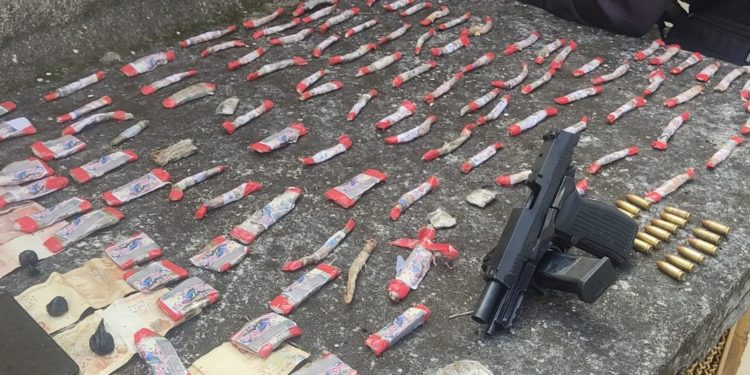 PM prende quatro suspeitos com pistola e drogas numa pousada em Valença
