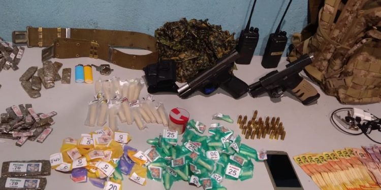 P2 e GAT prendem cinco homens com armas e drogas no Belmonte