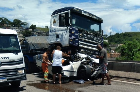 Carreta atinge dois carros e um caminhão na Dutra em Barra Mansa. Veja o vídeo