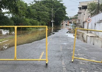 Rua Argemiro de Paula Coutinho é interditada em Barra Mansa