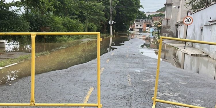 Rua Argemiro de Paula Coutinho é interditada em Barra Mansa