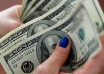 Dólar ronda R$ 5,30 e fecha no menor valor em quatro meses