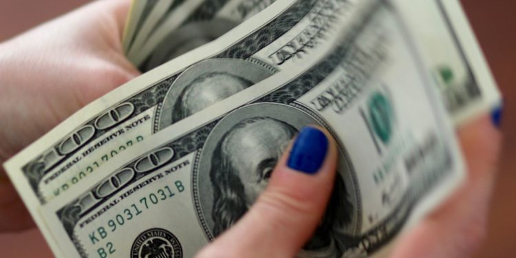 Dólar ronda R$ 5,30 e fecha no menor valor em quatro meses