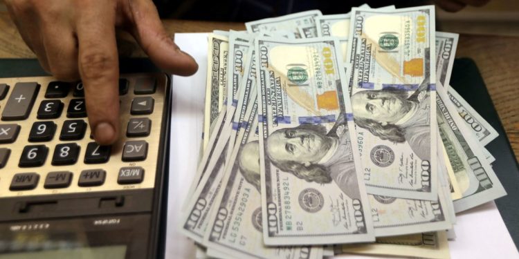 Dólar atinge menor valor em cinco meses, apesar de tensões na Ucrânia