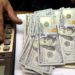 Dólar atinge menor valor em cinco meses, apesar de tensões na Ucrânia