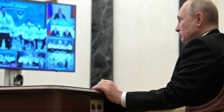Rússia reconhece independência de territórios separatistas na Ucrânia
