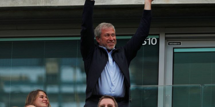 Dono do Chelsea, russo Abramovich entrega comando do clube