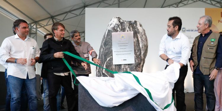 Bolsonaro e Castro inauguram pedra fundamental de termelétrica no Rio