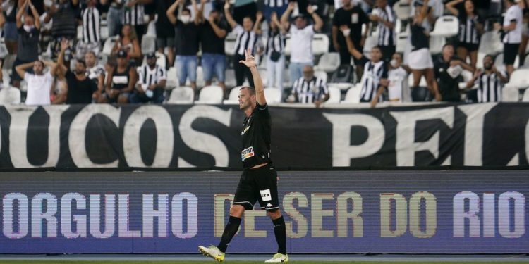 Botafogo derrota Madureira e assume a liderança do Carioca