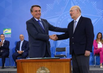 Bolsonaro oficializa reajuste de 33,23% para professores