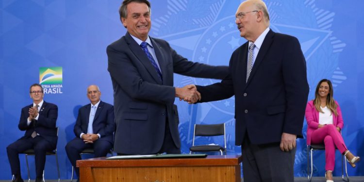 Bolsonaro oficializa reajuste de 33,23% para professores