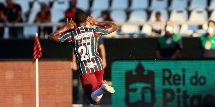 Fluminense supera o Flamengo no primeiro clássico do Carioca