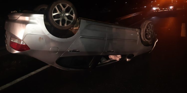 Motorista com CNH suspensa capota carro na Dutra em Itatiaia