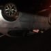 Motorista com CNH suspensa capota carro na Dutra em Itatiaia