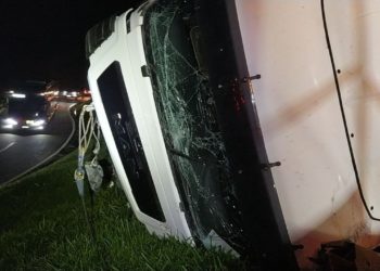 Acidente entre carreta e ônibus deixa 4 feridos na Dutra em Barra Mansa