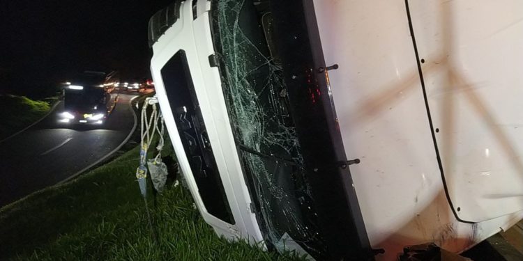 Acidente entre carreta e ônibus deixa 4 feridos na Dutra em Barra Mansa
