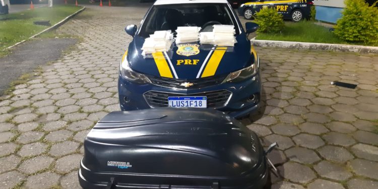 Piraí: homem é preso com 21kg de cocaína no bagageiro de carro guinchado