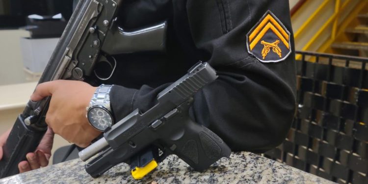 Homem é detido com arma após confusão no Ano Bom