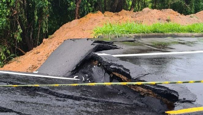 Cratera abre na BR-393 em Barra do Piraí