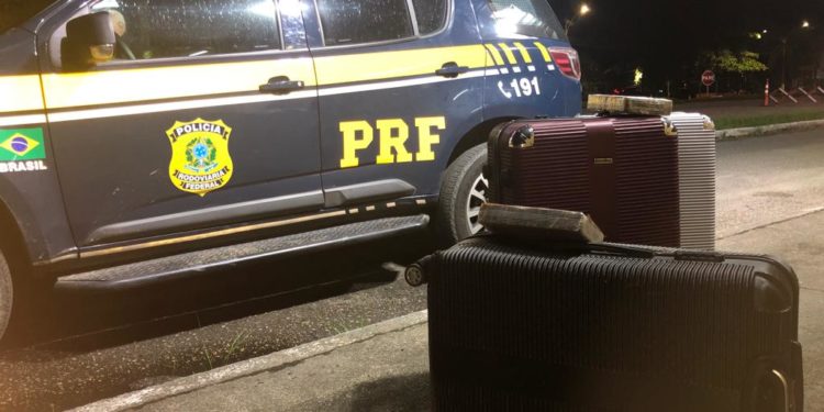 PRF apreende carga de cocaína avaliada em R$ 18 milhões no trevo Angra X BM