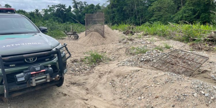 Polícia Ambiental desativa areal clandestino no Rio Bracuhy