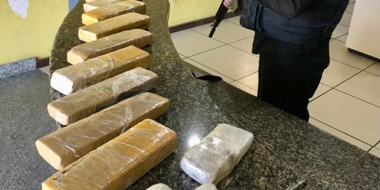 Após ataque de traficantes, PM apreende 13 kg de drogas no Sapinhatuba 3
