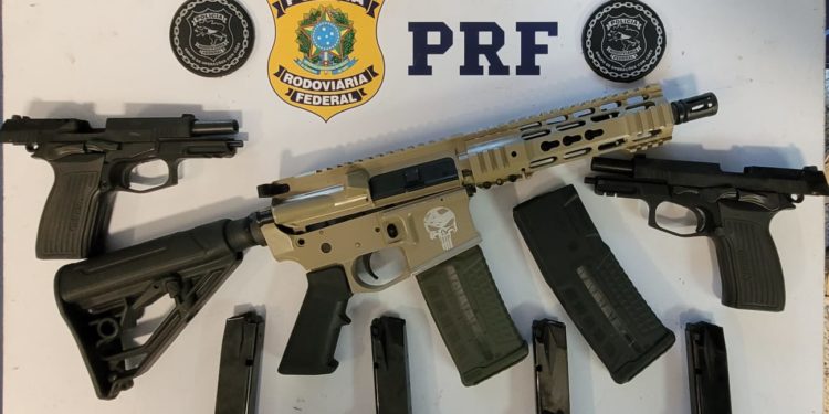 Mulheres são presas com fuzil 5.56 e duas pistolas dentro de ônibus em Piraí