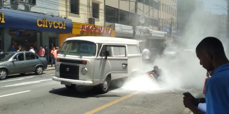 População ajuda e evita que Kombi fosse tomada pelo fogo no Centro de Barra Mansa. Veja os vídeos