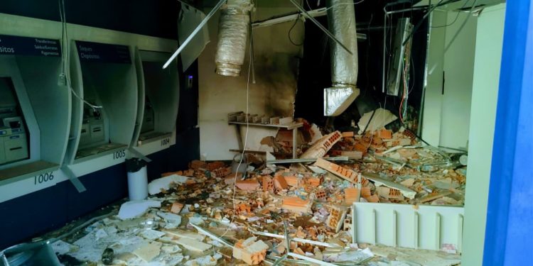 Vídeos: bandidos explodem agências bancárias durante roubo em Quatis