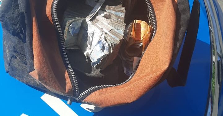 Quatis: PM apreende armas, dinheiro e explosivos. Buscas aos criminosos continuam