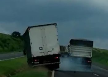 Vídeo: carreta provoca acidente e joga caminhão para fora da pista