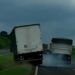 Vídeo: carreta provoca acidente e joga caminhão para fora da pista