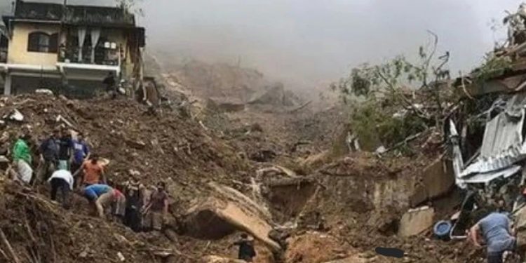 Sobe para 78 número de mortos na tragédia de Petrópolis