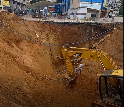 Cratera na Mário Ramos: vídeo mostra a dimensão e profundidade da obra