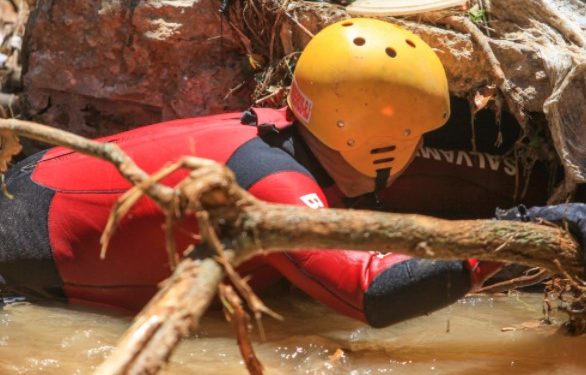 Corpo de Bombeiros vasculha rios de Petrópolis em busca de desaparecidos