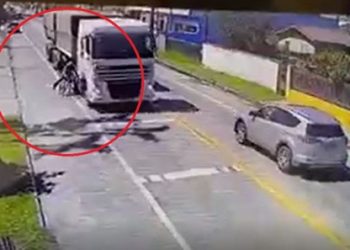 Vídeo: ciclista escapa da morte após ser atropelado por caminhão