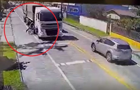 Vídeo: ciclista escapa da morte após ser atropelado por caminhão