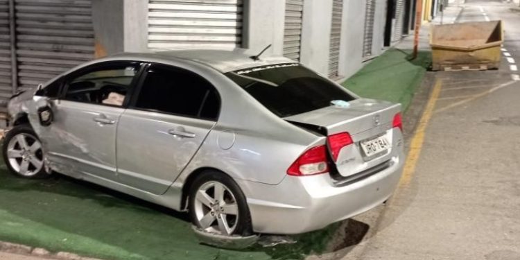 Motorista foge depois provocar acidente no Centro de Barra Mansa