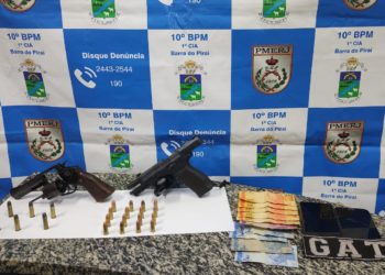 Operação da PM prende quatro suspeitos com duas armas no Califórnia