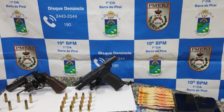 Operação da PM prende quatro suspeitos com duas armas no Califórnia