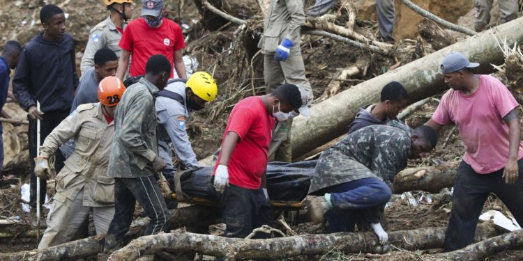Número de vítimas sobe para 104 em Petrópolis