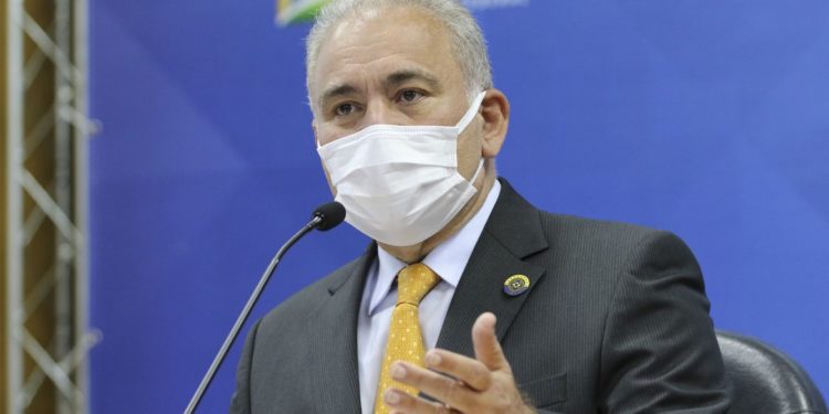 Ministro pede aos pais que levem seus filhos para vacinar contra covid