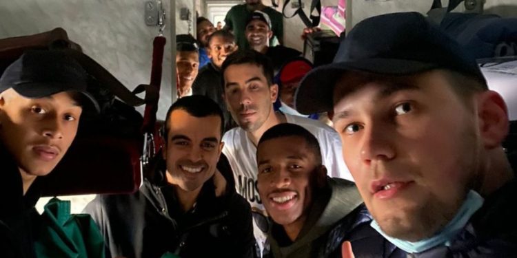 Jogadores brasileiros deixam hotel em Kiev e iniciam viagem para deixar Ucrânia
